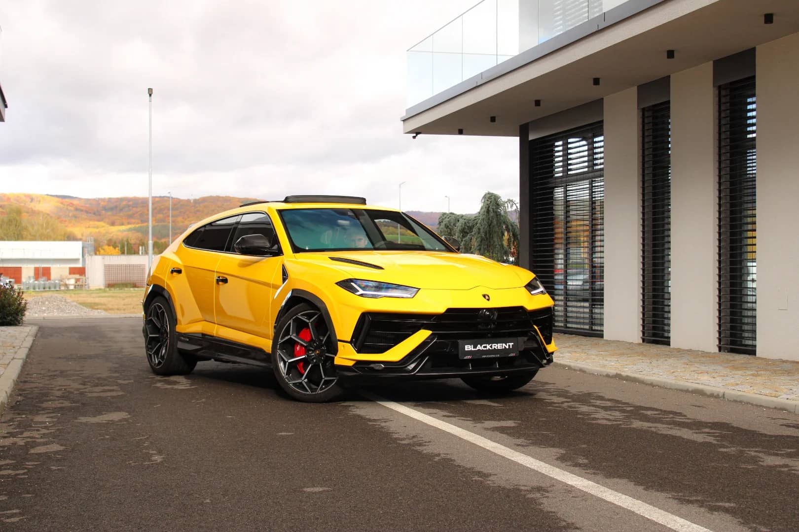 Lamborghini Urus 2024 - Kliknutím zobrazíte detail vozidla Lamborghini Urus 2024 petrol - Náhľad prémiového vozidla v BlackRent autopožičovni na Slovensku za 490,00€/deň