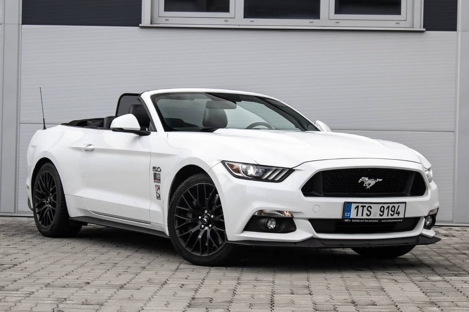 Ford Mustang 2017 - Kliknutím zobrazíte detail vozidla Ford Mustang 2017 petrol - Náhľad prémiového vozidla v BlackRent autopožičovni na Slovensku za 65,00€/deň